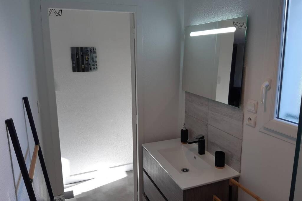 Appartement Renove Le New-York En Centre Ville - Terrasse Et Parking - Non Climatise La Roche-Chalais Экстерьер фото