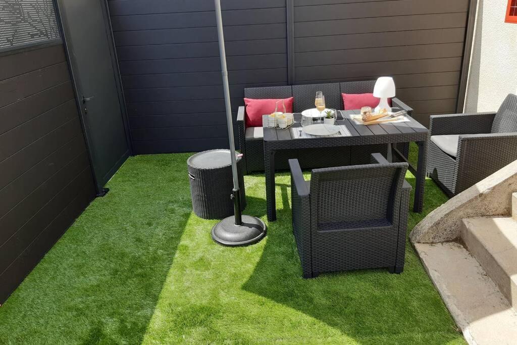 Appartement Renove Le New-York En Centre Ville - Terrasse Et Parking - Non Climatise La Roche-Chalais Экстерьер фото